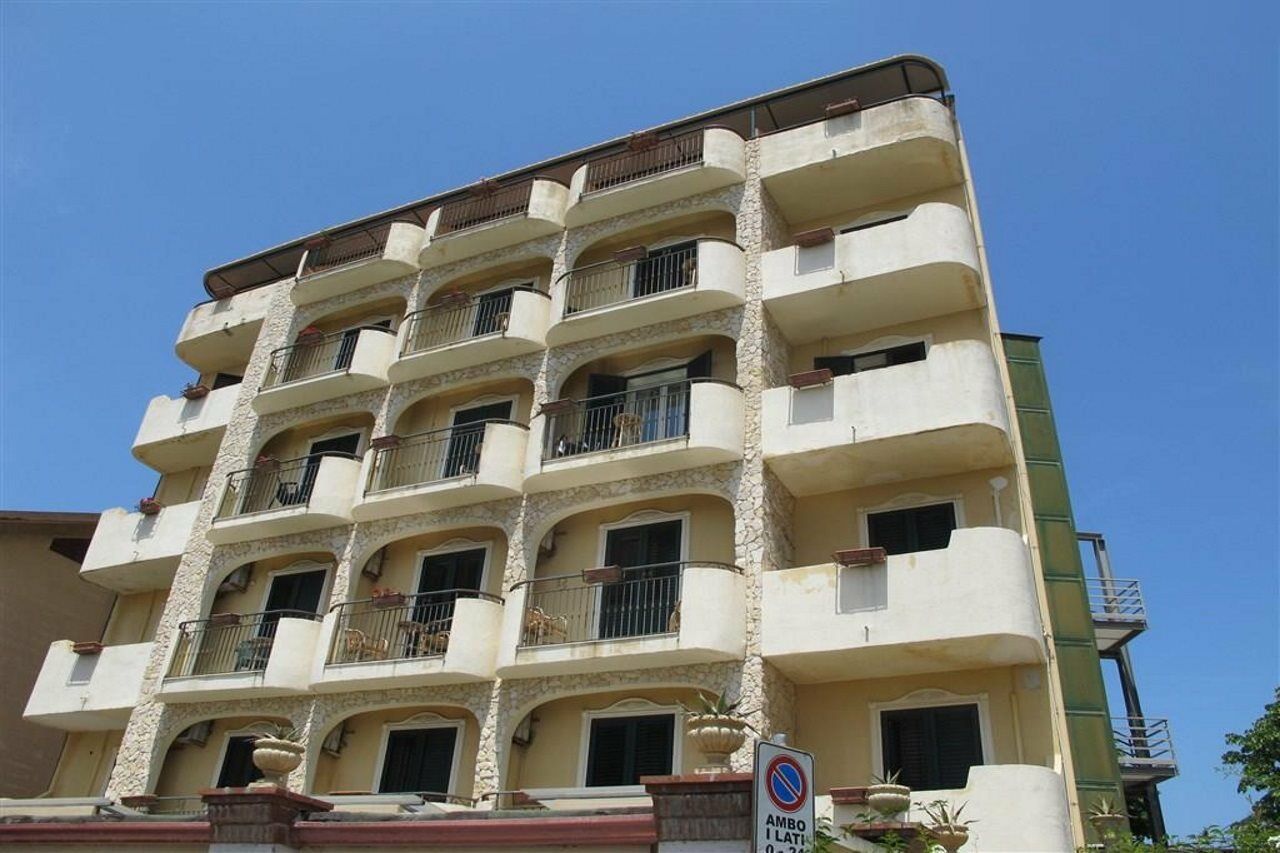 Hotel & Apartments Villa Linda Джардини-Наксос Экстерьер фото
